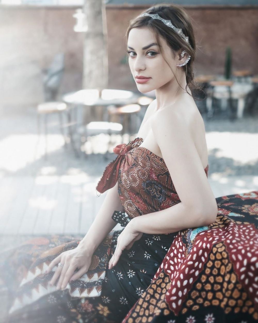 Paras Bule, 9 Potret Nora Alexandra Pakai Kemben Batik, Stunning Abis!