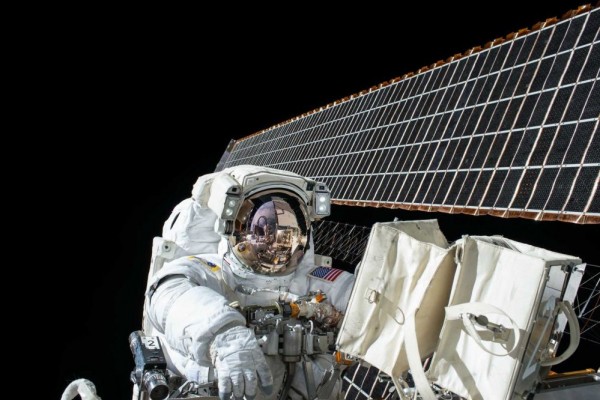 10 Kejadian Aneh di Luar Angkasa, Menurut Kesaksian Astronaut