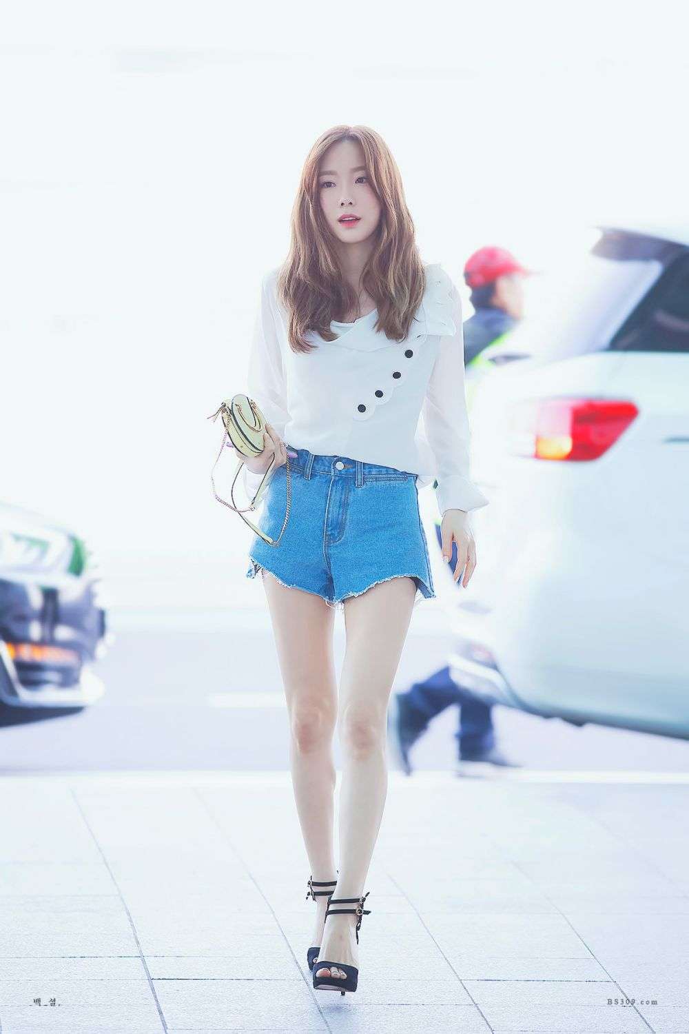 10 Ide Padu Padan Outfit Putih ala Taeyeon SNSD, Girly hingga Tomboi!