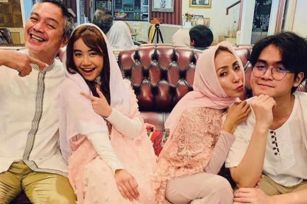 Jarang Disorot, 10 Potret Harmonis Keluarga Adipura Aktor Antagonis