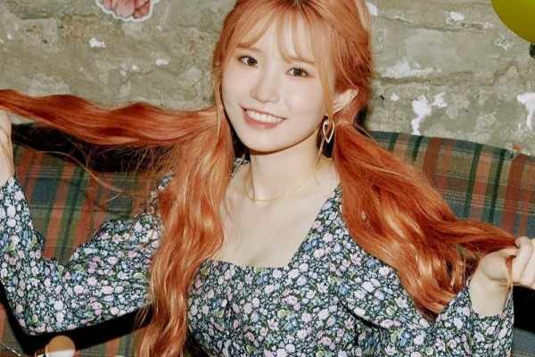 10 Pesona Song Hayoung Fromis_9 dengan Rambut Cerah, Stunning Abis