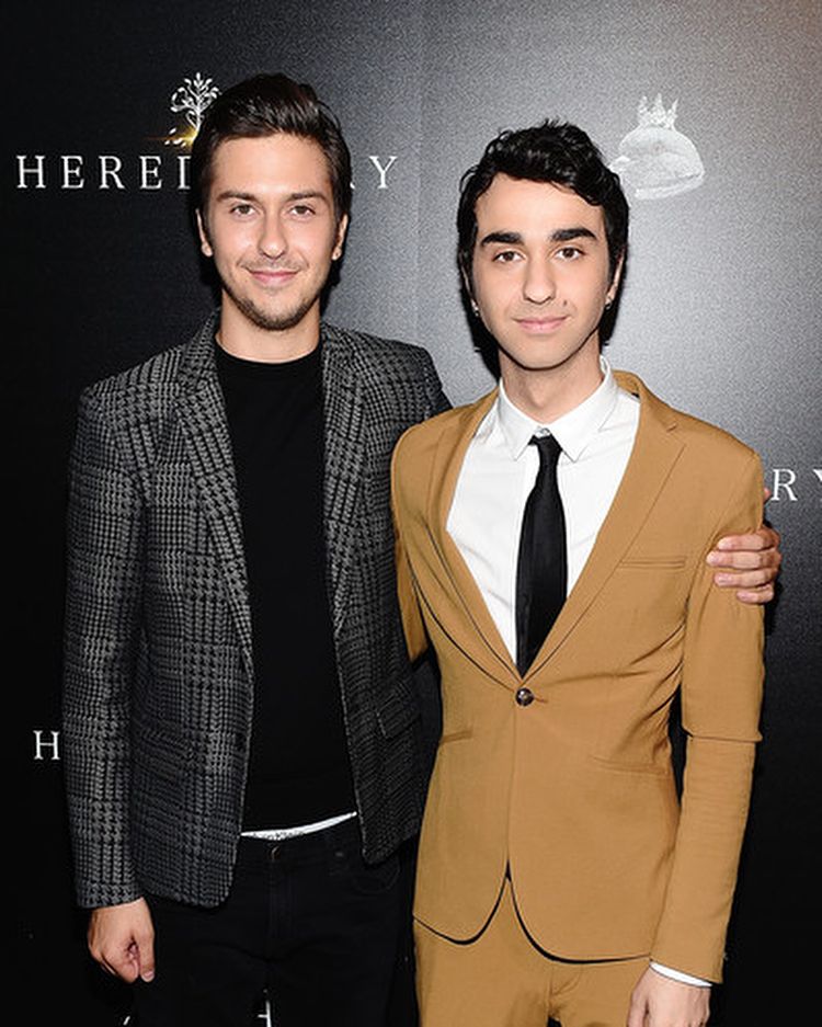 1. Potret kebersamaan Alex Wolff dan sang kakak, Nat Wolff. 