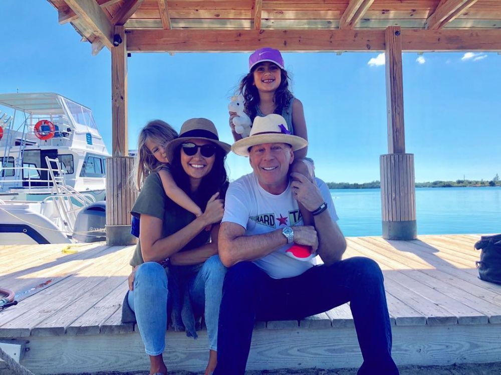 10 Foto Keluarga Bruce Willis dan Emma Heming, Beda Usia Tetap Mesra