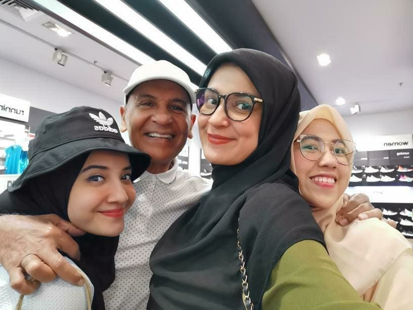 Ayah Kandung Menikah Lagi, 12 Artis Indonesia Punya Ibu Tiri