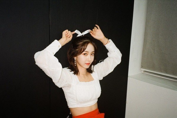 9 Potret Tampilan Terbaru SinB GFriend dengan Rambut Hitam Pendeknya