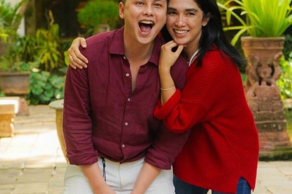 Cinta Tak Bisa Ditebak, 10 Artis Bujang yang Menikahi Janda Kembang