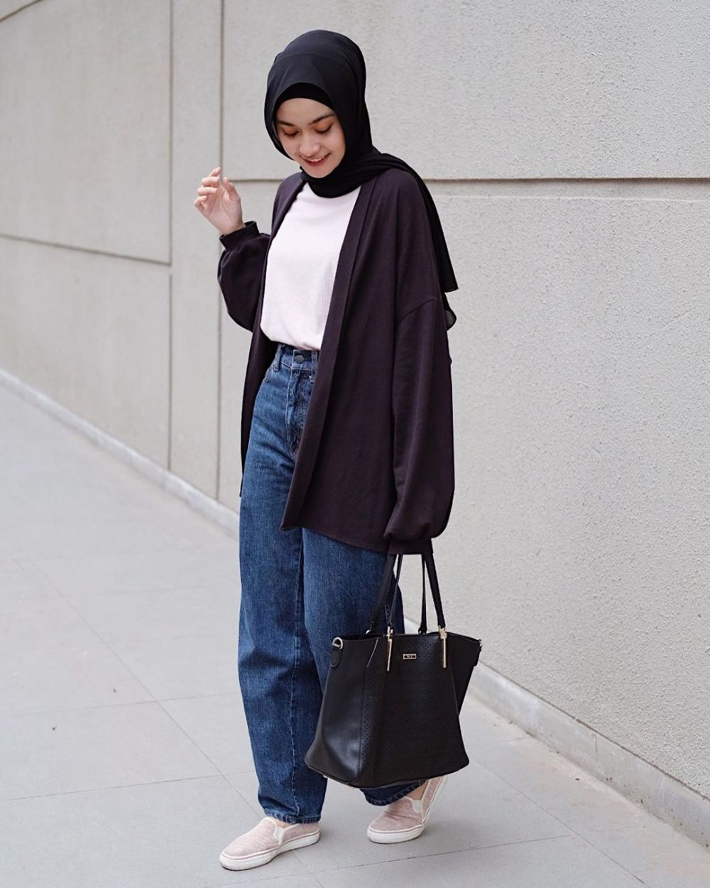 10 Ide OOTD Hijab Dengan Outerwear Ala Alifia Diannisa, Fashionable!