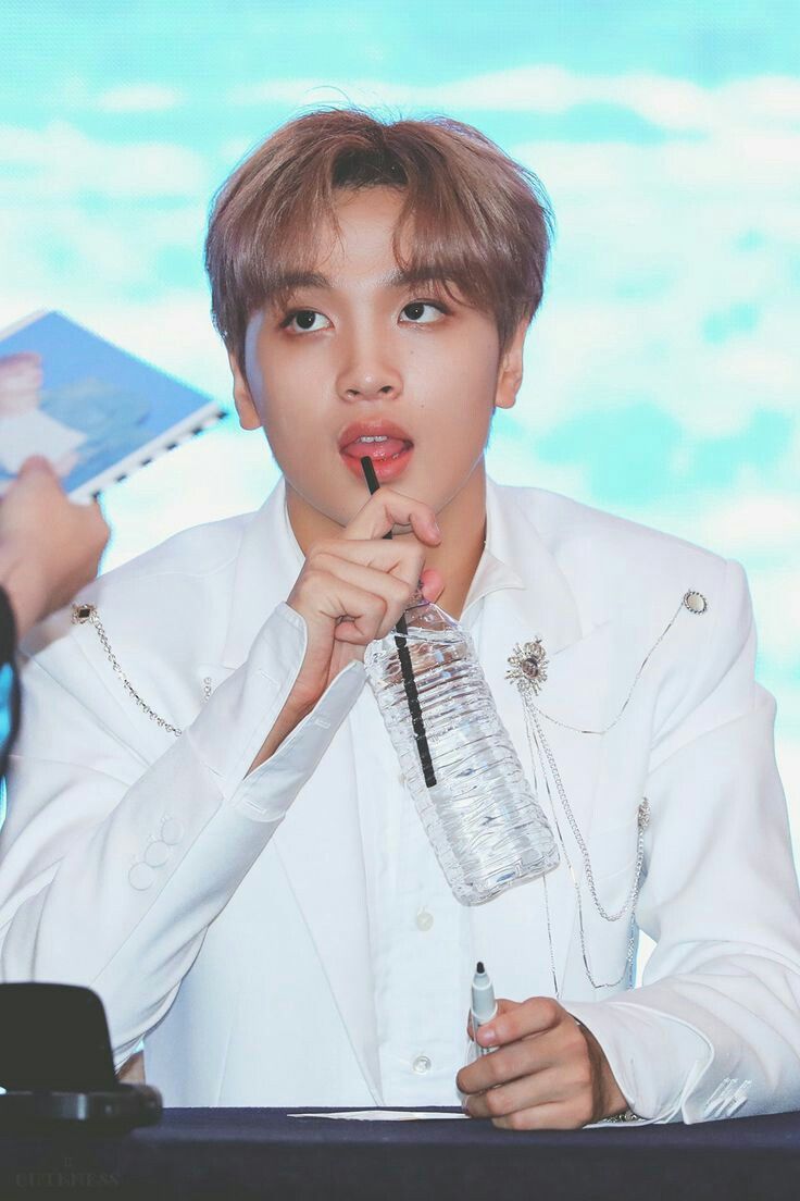 10 Potret Haechan NCT yang Mempesona dengan Warna Kulit Eksotis