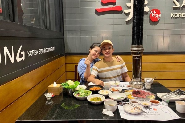 Jadi Host Bikin Laper, 10 Potret Seru Kegiatan Anwar Saat Kulineran