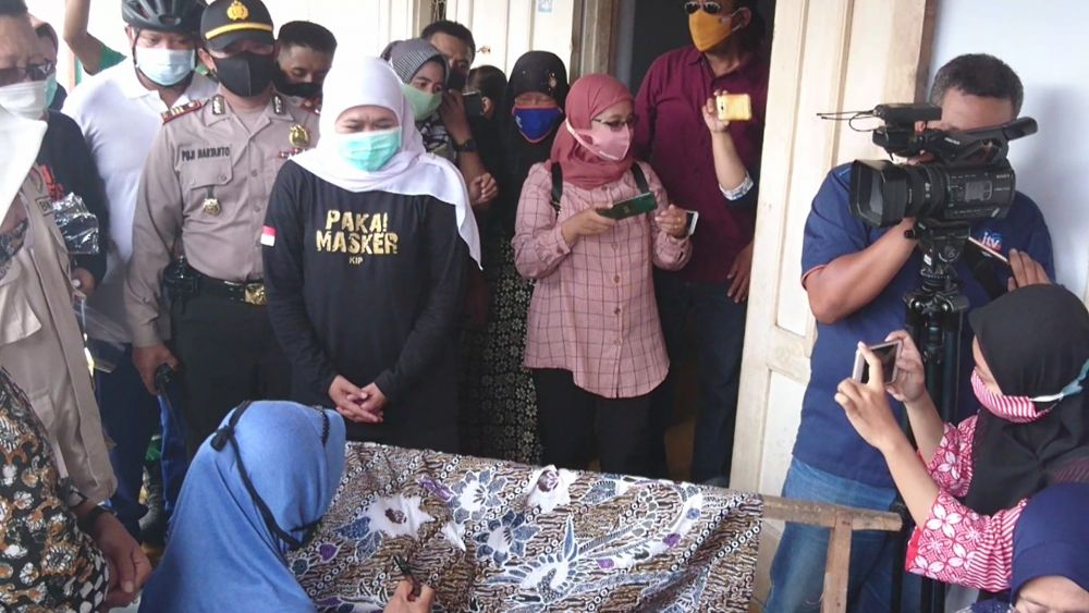 Kunjungi Pusat Batik Tulungagung, Khofifah: Ayo Beli Produk UMKM!
