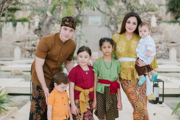 Single Mom? 10 Photoshoot Celine Evangelista dengan Anak Tanpa Stefen