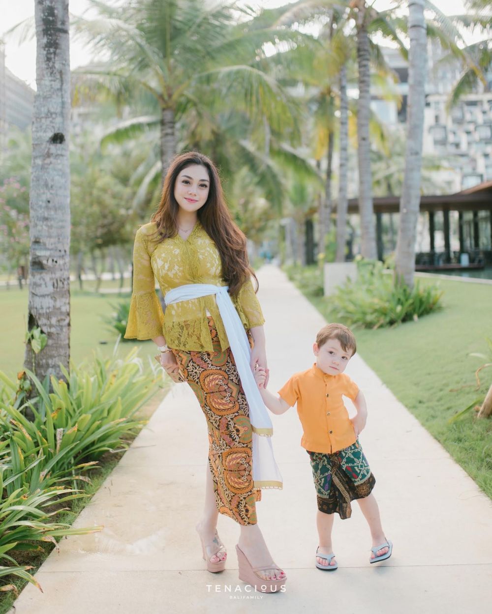 10 Potret Celine Evangelista dan Keluarga Liburan Pakai Baju ala Bali