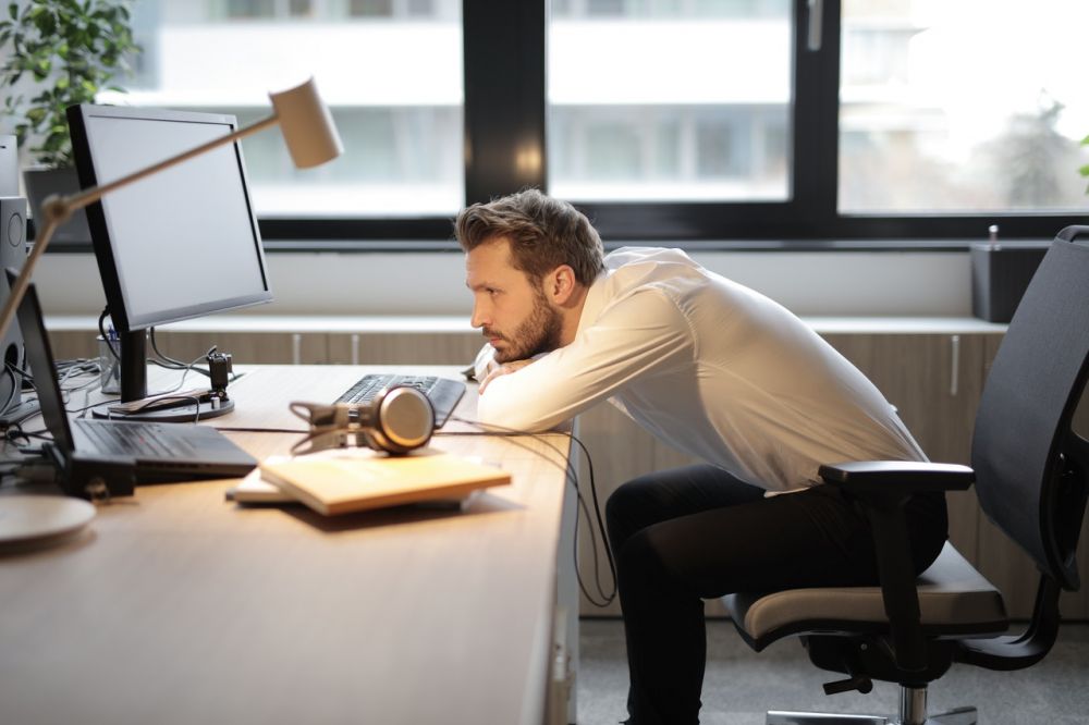 5 Kebiasaan Buruk yang Wajib Kamu Hindari di Kantor, Bahaya!