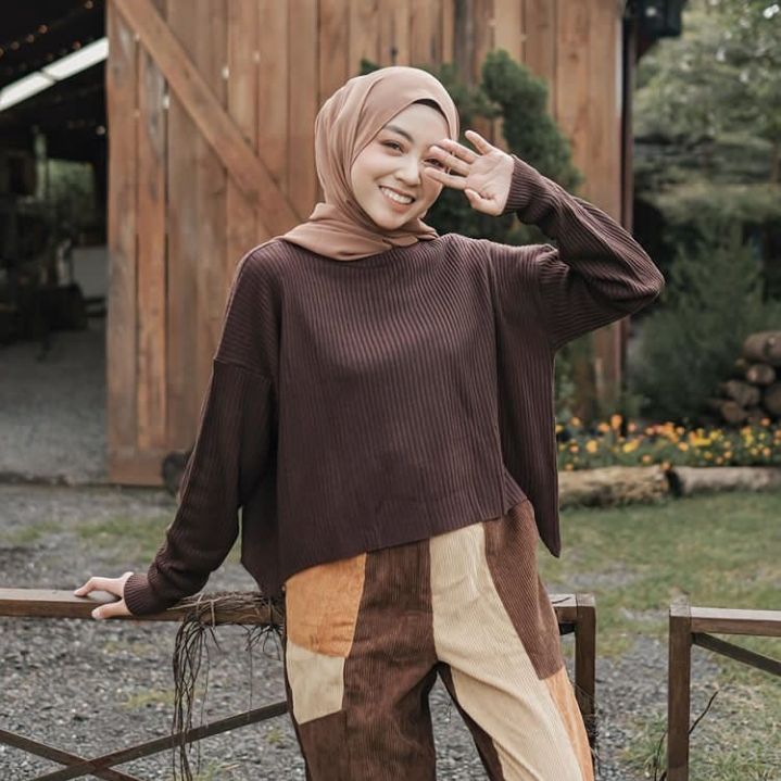 10 OOTD Sweater Rajut yang Kekinian ala Meirani Amalia