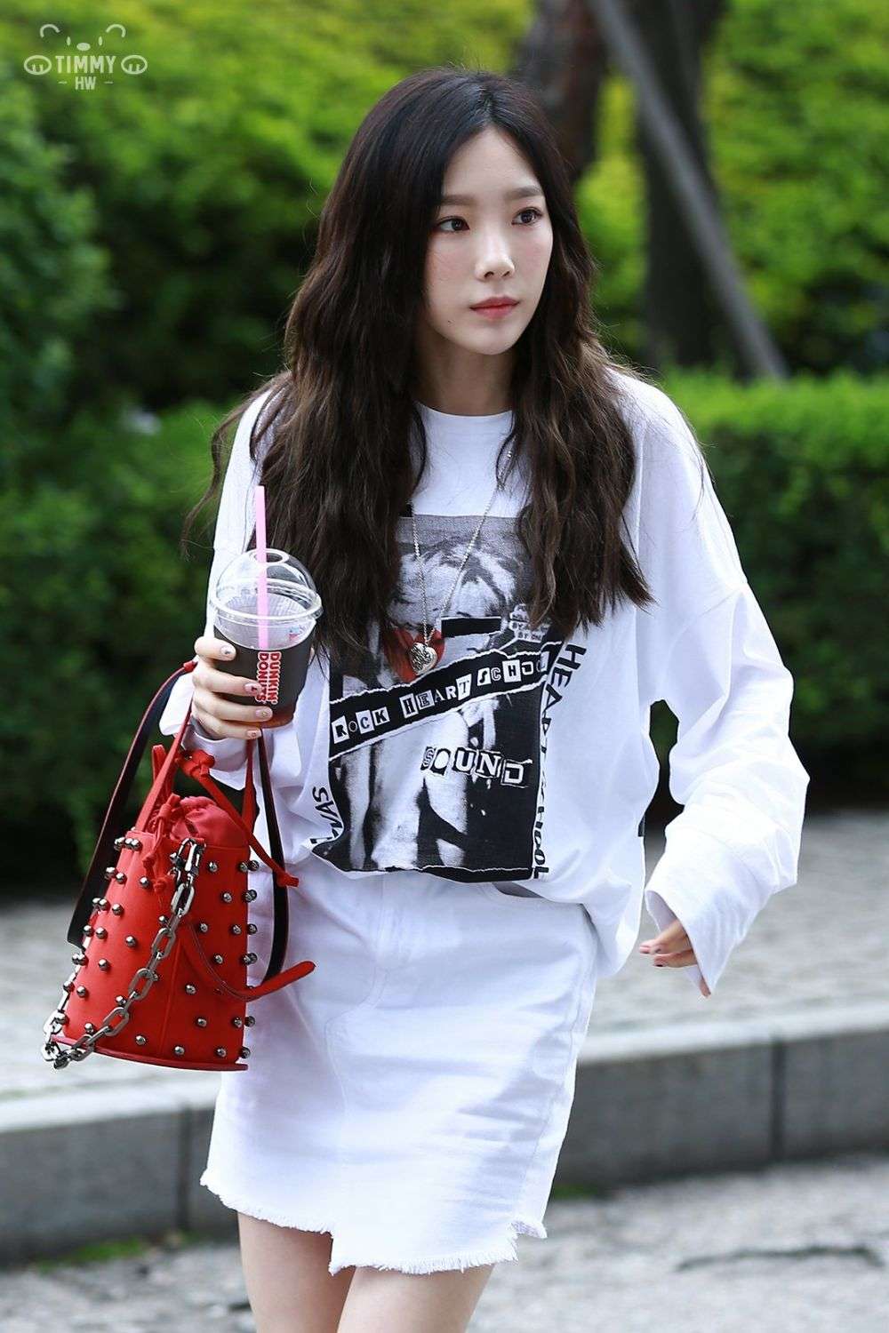 10 Ide Padu Padan Outfit Putih ala Taeyeon SNSD, Girly hingga Tomboi!