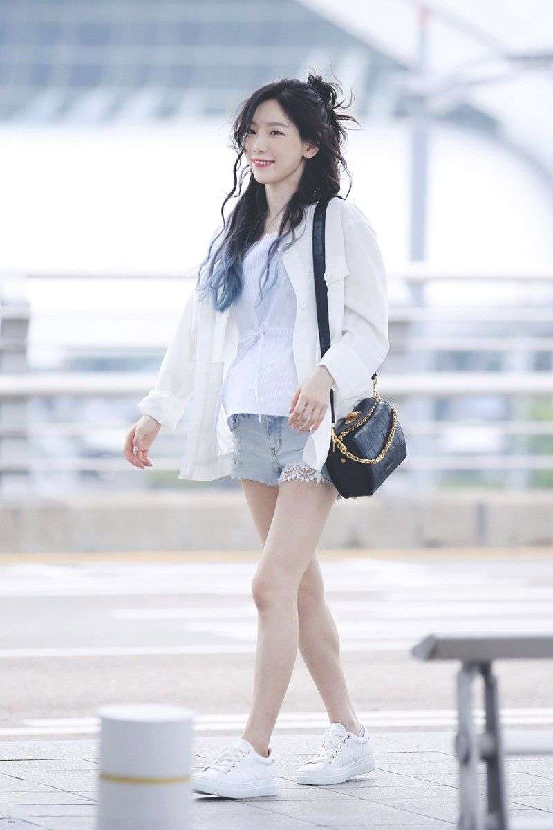 10 Ide Padu Padan Outfit Putih ala Taeyeon SNSD, Girly hingga Tomboi!