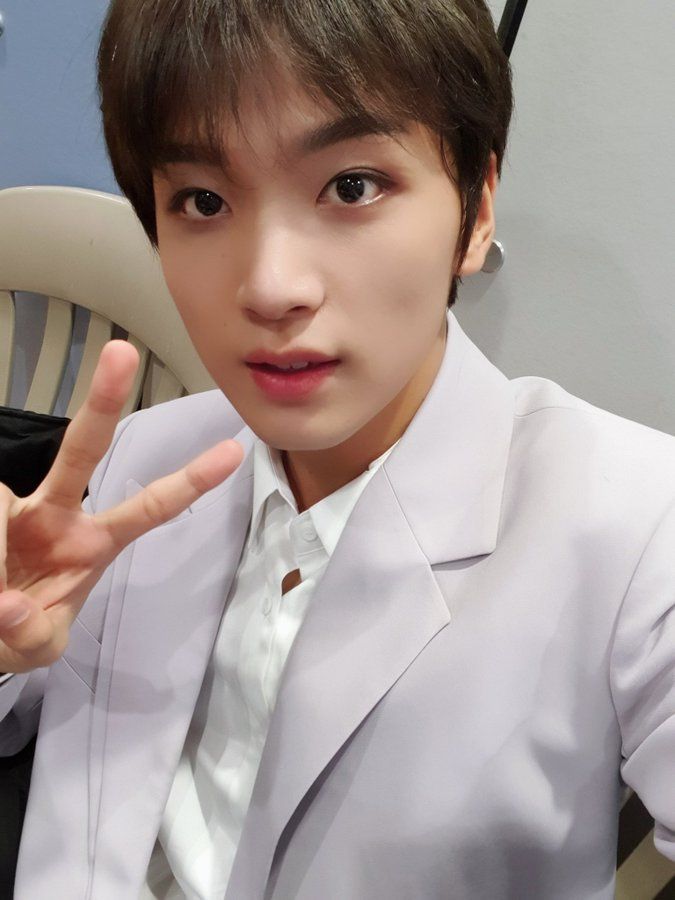 10 Potret Haechan NCT yang Mempesona dengan Warna Kulit Eksotis
