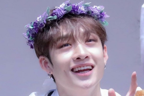 10 Potret Bang Chan Stray Kids Kenakan Flower Crown, Manis Banget!