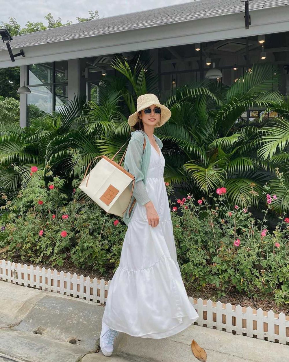 12 Inspirasi OOTD Warna Putih ala Bua Nalinthip, Mudah Ditiru!