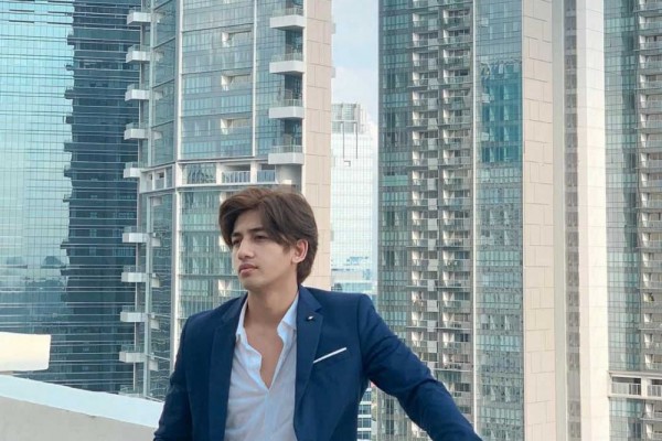 9 Potret Harris Vriza, Teman Dekat Rizky Billar yang Gak Kalah Memukau