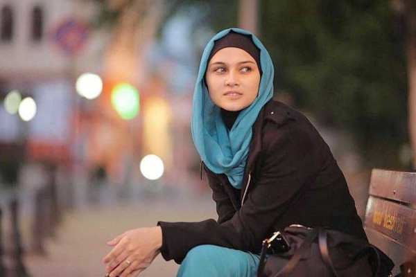 Sudah 32 Tahun, 10 Potret Zee Zee Shahab Kian Menawan Bak Masih ABG