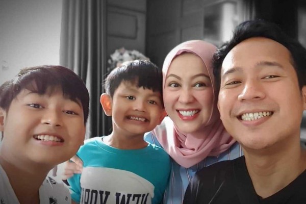 10 Potret Kompak Keluarga Kecil Denny Cagur, Family Goals Banget!