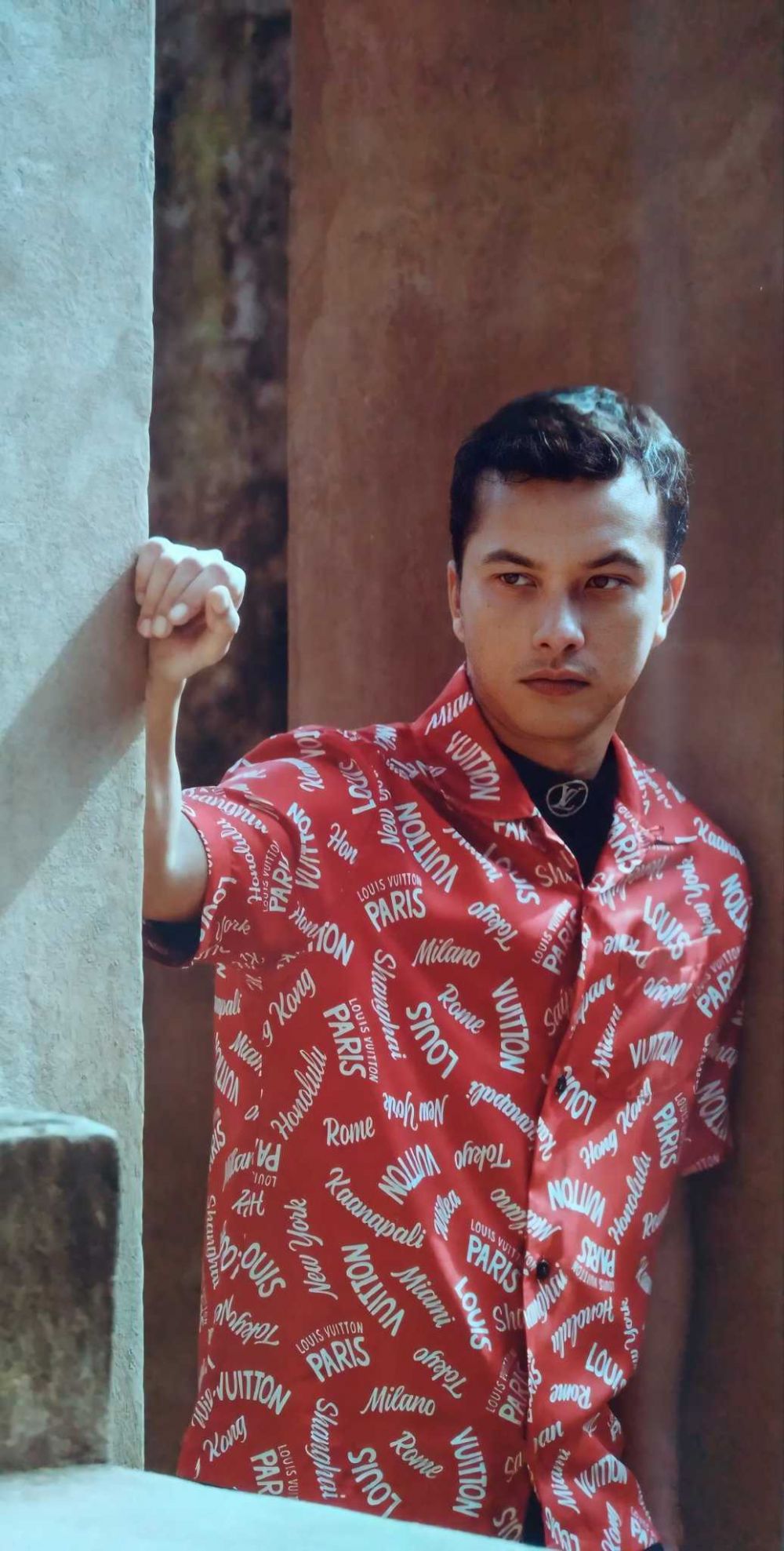 10 Potret Nicholas Saputra dalam Outfit Warna  Warni Fresh 