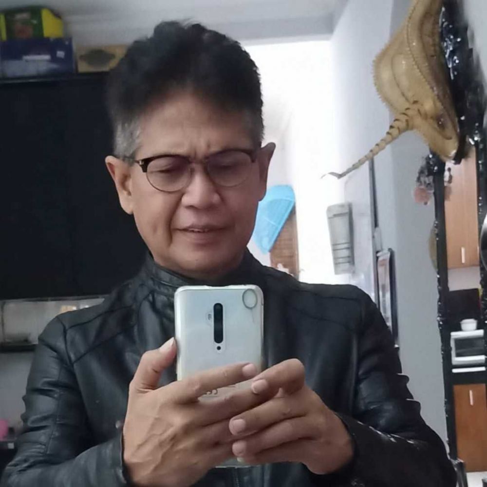 Usia 60 tapi Awet Muda, 9 Potret Penyanyi Hits 80-an Obbie Messakh