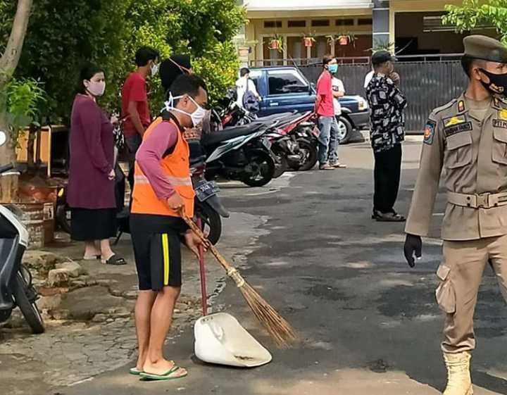 AKB Diperketat, Srikandi Diskar PB Semprot Disinfektan di Kota Bandung