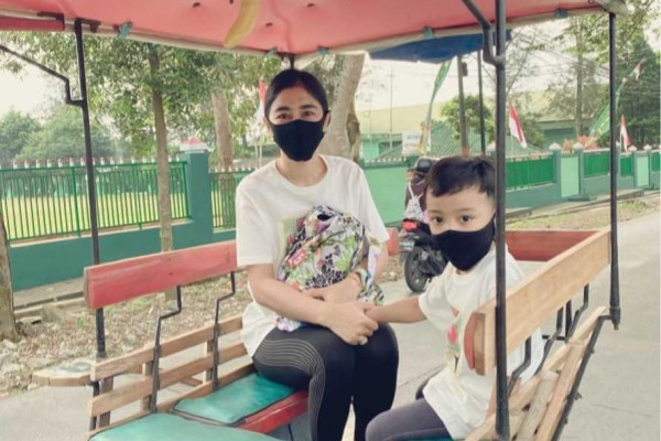 10 Kekompakan Uut Permatasari dan Putranya, Ibu Anak Goals Banget!