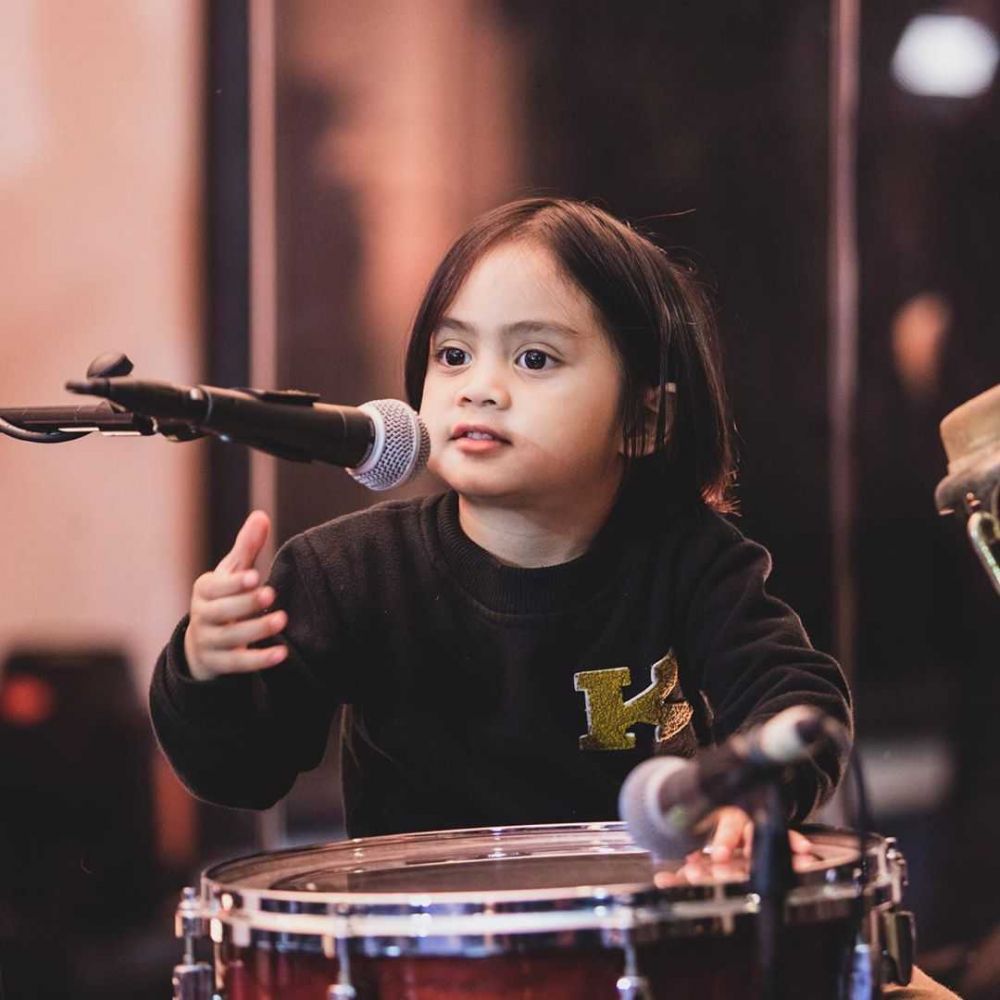 10 Potret Dia Sekala Bumi, Anak Ayudia dan Ditto yang Jago Perkusi