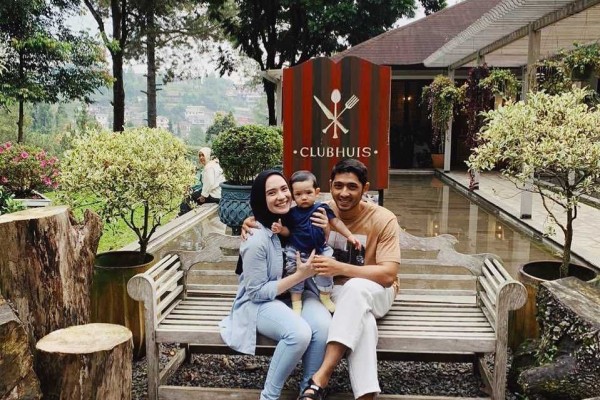 Bebas Gosip, 10 Potret Keluarga Kecil Arya Saloka yang Semakin Bahagia