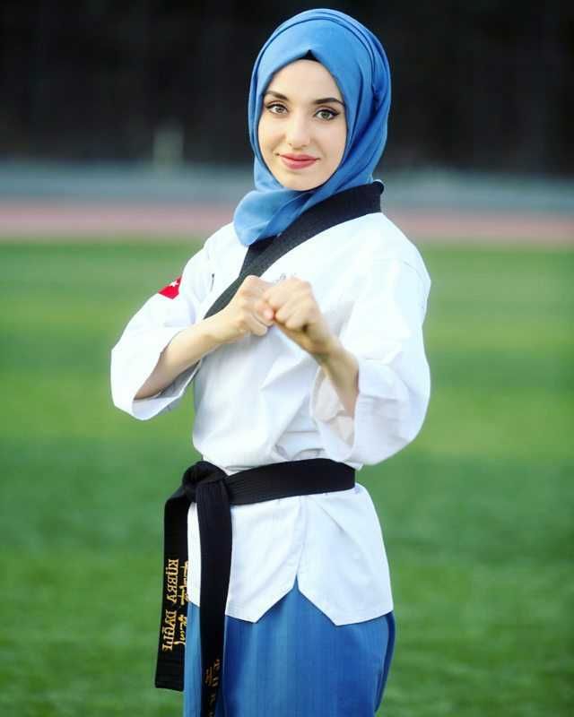 Hijab kesakitan. Кубра Дагли. Хиджаб Резеда Сулейман. Девушка в хиджабе.