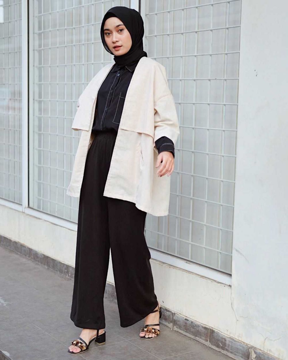 Tampil Stand Out dengan Rekomendasi Outfit Monochrome Wanita!