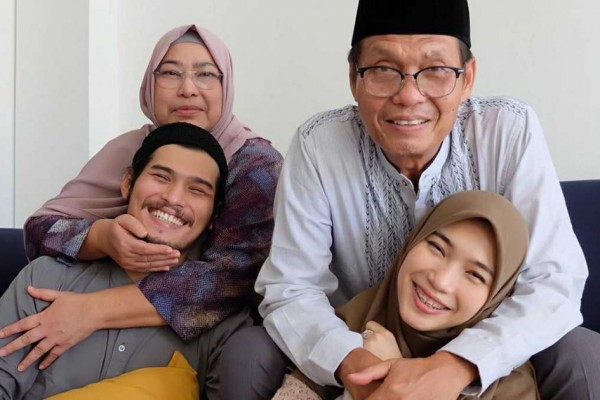 Jarang Disorot, Begini 10 Potret Virzha Idol Saat Bersama Keluarga