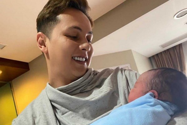 10 Potret Cekatan Andhika Pratama saat Momong Baby Saka, Idaman!