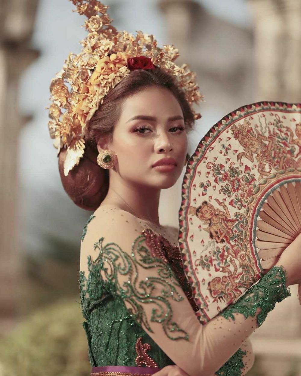 Terlihat Anggun 9 Gaya  Artis Indonesia  Saat Kenakan 