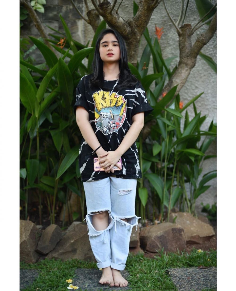 10 Inspirasi OOTD untuk Hangout ala Tissa Biani, Simpel dan Stylish!