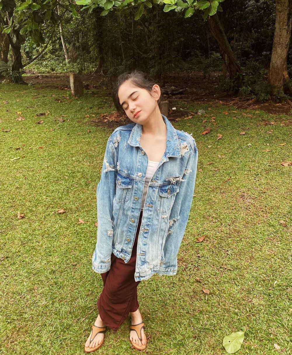 10 Inspirasi OOTD untuk Hangout ala Tissa Biani, Simpel dan Stylish!