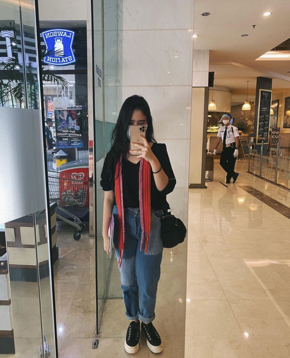 10 Inspirasi OOTD untuk Hangout ala Tissa Biani, Simpel dan Stylish!