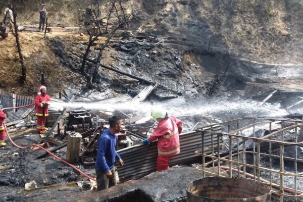Percikan Api Sambar Minyak Mentah, Sumur Tua di Bojonegoro Terbakar