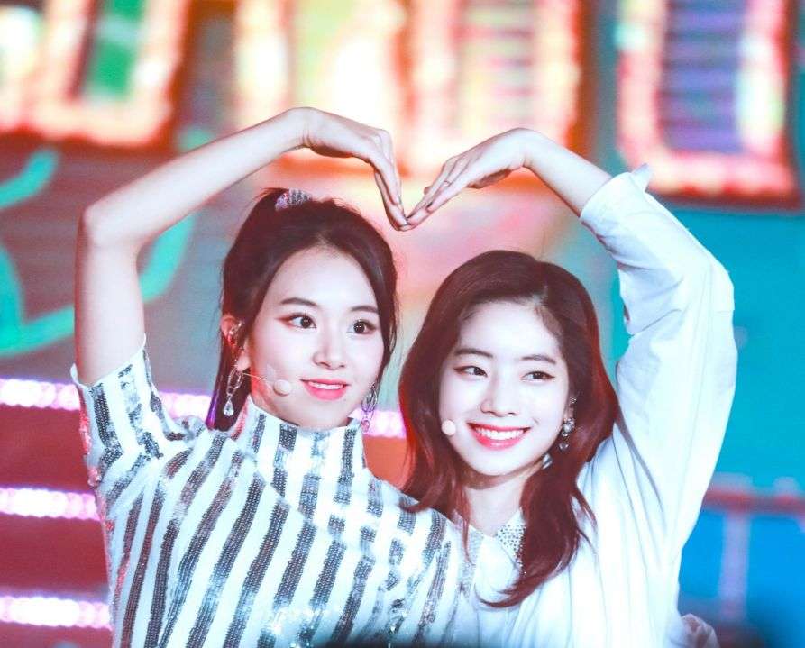 9 Potret Kedekatan Dahyun Dan Chaeyoung TWICE Yang Jarang Disorot