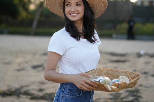 Peduli Lingkungan, 9 Potret Aksi Raline Shah Bersih-bersih di Pantai