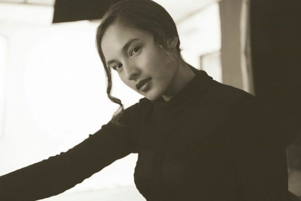 10 Pesona Chelsea Islan dalam Foto Bernuansa Hitam Putih, Fotogenik!