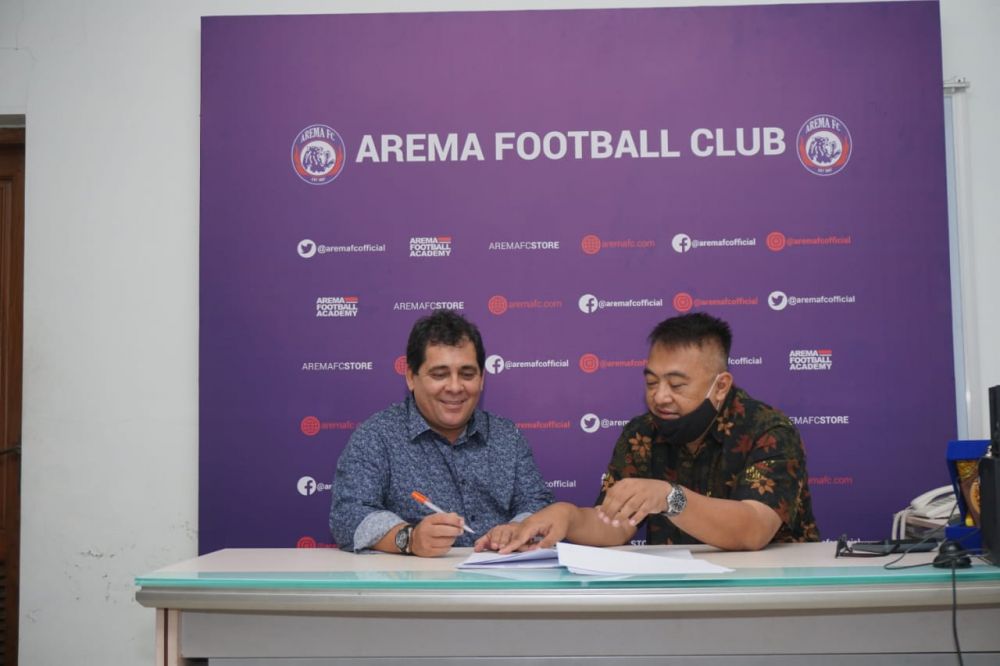 Kontraknya Habis Akhir Februari, Carlos Ingin Tetap Latih Arema FC
