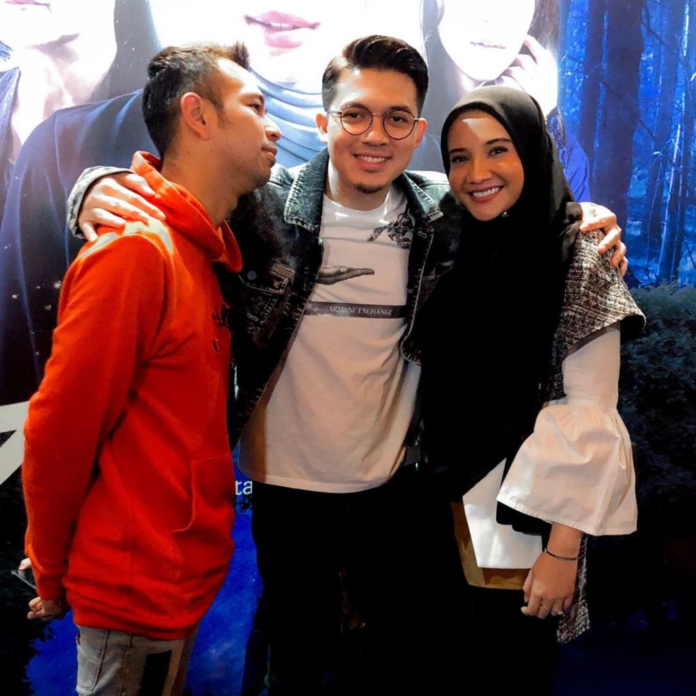 Jadi 'Nyamuk', 10 Foto Seleb saat Melihat Kemesraan Pasangan Lain