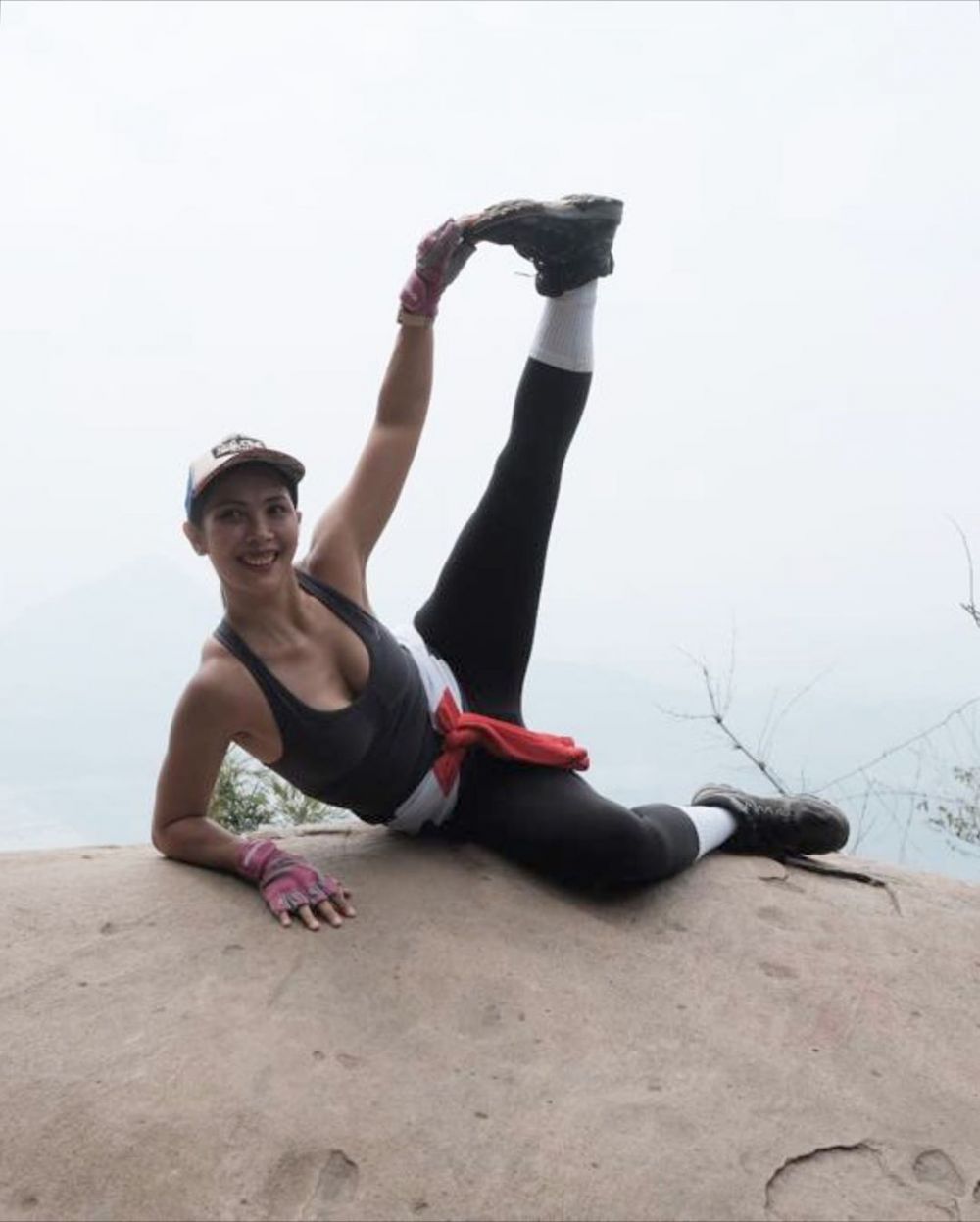 10 Potret Bugar Nadia Mulya Naik Gunung Lembu, Puas Saat di Ketinggian
