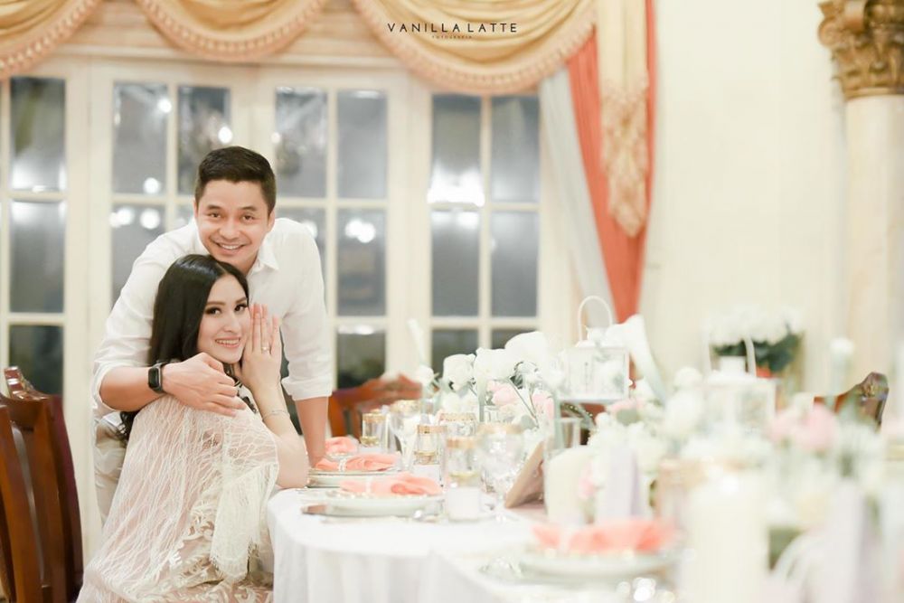 9 Potret Mesra Adly Fayruz Dan Istri Menanti Anak Pertama, So Sweet!