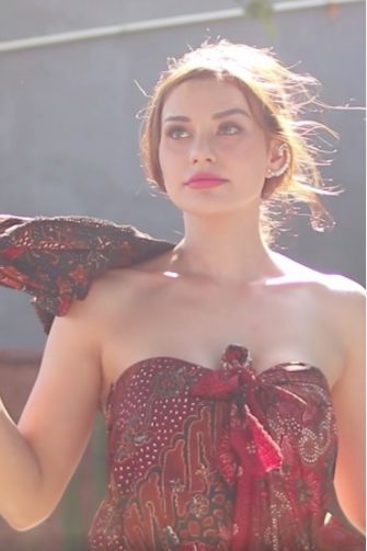 Paras Bule, 9 Potret Nora Alexandra Pakai Kemben Batik, Stunning Abis!