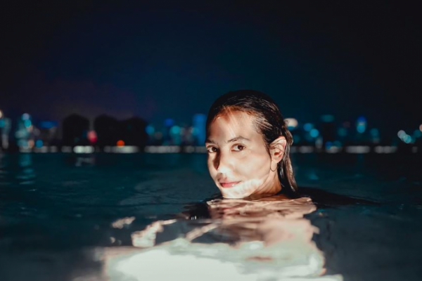 10 Potret Body Goals ala Pevita Pearce Saat Olahraga Yoga dan Boxing